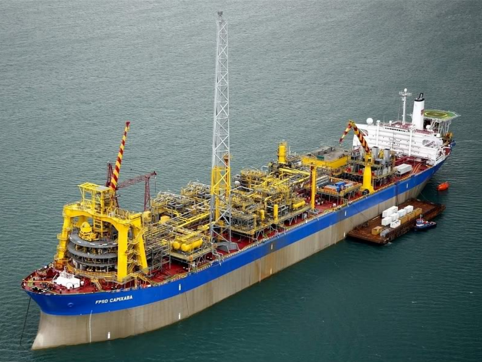 Plataforma offshore FPSO Capixaba em mar aberto