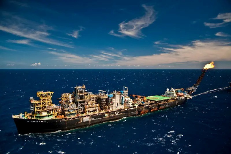 Plataforma FPSO P-34 da Petrobras em mar aberto